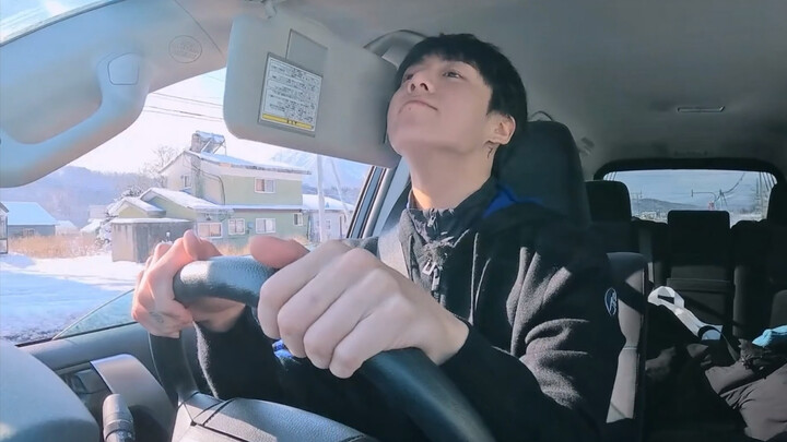 Hóa ra Jin Guk lái xe cũng hay lẩm bẩm chửi rủa à 🤣✨ Đáng yêu quá 🥰 Cậu ấy bị nắng “trừng phạt” khi 