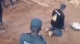 يا للهول، مالك صيني يقيم طقوسًا لعبادة الأسلاف في إفريقيا، من لا يعرف الأمر سيظن أنه على وشك الإعدام