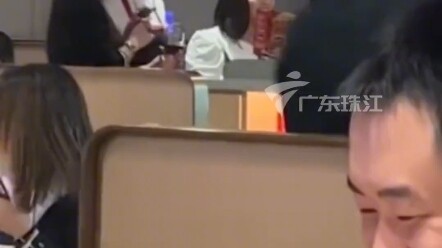 Girls belt out a birthday song in bel canto style at a hotpot restaurant—this move is seriously impr