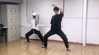 رقصة لين يي من نسخة THE EVE [الليلة السابقة] التي تجعل عينيك ملتصقتين بوجهه طوال الوقت، هذا الوجه ال