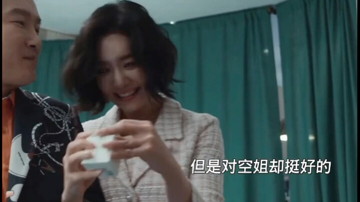 Kalau pramugari nggak bikin drama, hidupnya pasti lebih enak daripada Yeon-jin, kan?