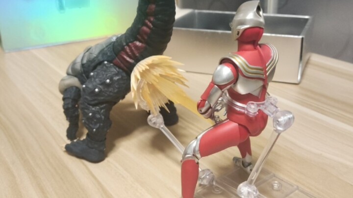 Trình diễn khả năng chạm khắc xương thật mạnh mẽ của Tiga