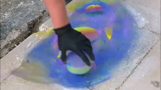 Tôi thấy một cái lỗ trên vỉa hè và đây là cách nghệ sĩ sửa nó...