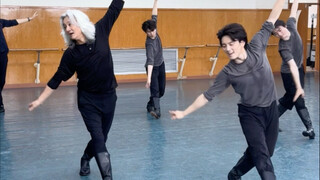 Immersive experience in the class of the 67-year-old teacher of Beijing Dance Academy
