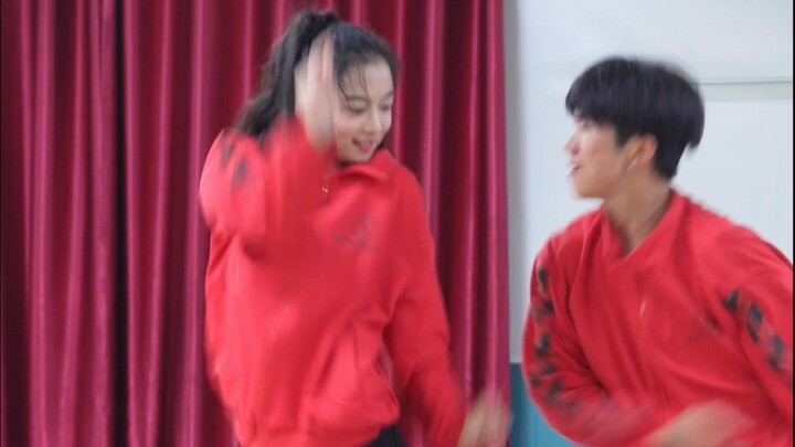 Gadis berseragam sekolah itu awet muda dan ceria #LatinDance #Wu Ruihang Wang Xinyi #Siswa Si Zijun 