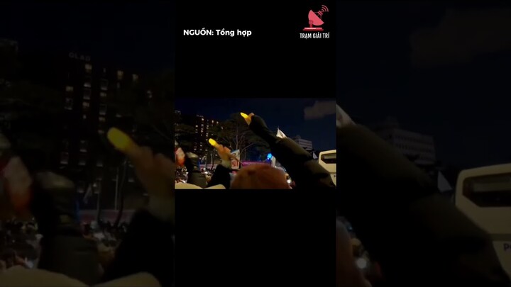 Độc lạ Hàn Quốc: Biểu tình mà không khác gì concert idol #tramgiaitri #VOH #kpop #apt #gdragon