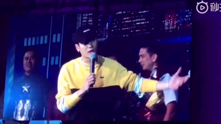 【Jackson Wang】Trên sân khấu, anh giao lưu bằng cả tiếng Trung, Anh, Pháp, Hàn, Quảng Đông và Thượng 