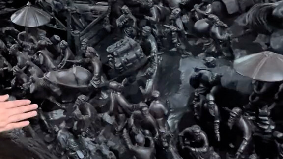 “Jingming Shanghe Tu” yang dibuat khusus untuk pelanggan di Dalian, menggunakan bahan kayu hitam dan