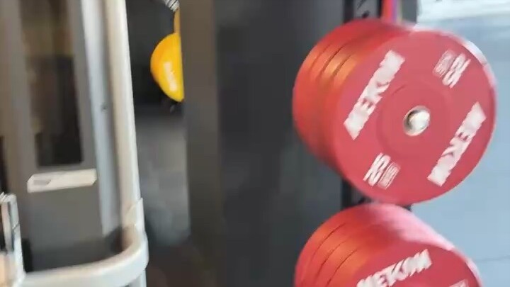 有人在奔跑，有人在睡覺，有人在感恩，有人在抱怨。如果沒有躺贏的命，那就站起來努力奔跑，如果自己不努力，誰也給不了你想要的生活。你要記住，努力是人生的態度，實力才是你的尊嚴！