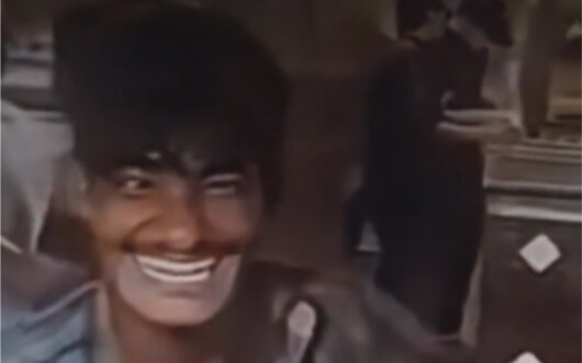 他的笑竟是如此尴尬又无奈…..