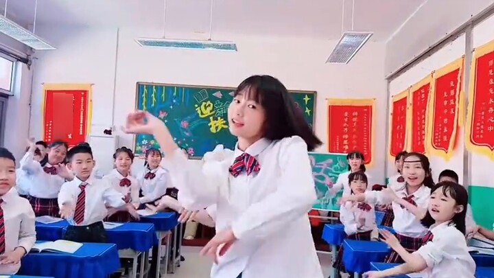 【3.20】Các thành viên trong ban học tập và lớp trưởng mặc quần jeans vẫn đẹp trai~