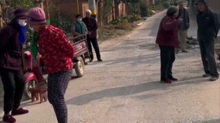 大妈心里在想她还能生。