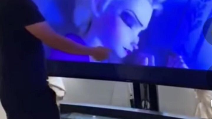 who is kissing elsa on tv