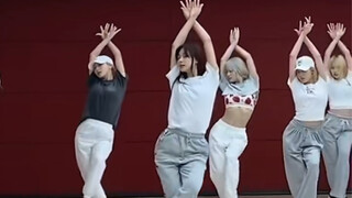 关于子瑜为了平衡身高的双倍弯腿舞蹈