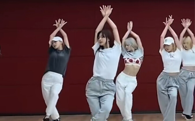 Về điệu nhảy uốn cong chân gấp đôi của Tử Du để cân bằng chiều cao