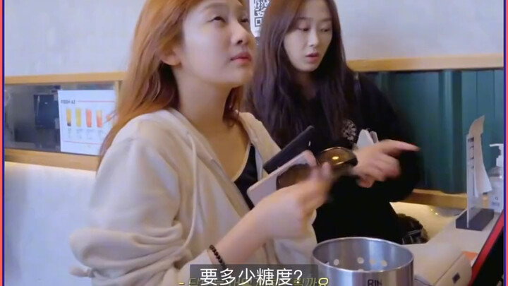 Ning Yizhuo và Giselle cùng nhau uống trà sữa