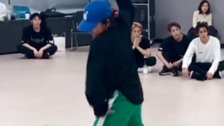 ห้องซ้อม NCT U-BOSS ที่ไม่เปิดเผยด้านหลัง... ซีรีส์ Lifetime TT