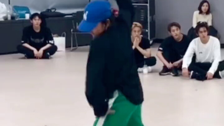 ห้องซ้อม NCT U-BOSS ที่ไม่เปิดเผยด้านหลัง... ซีรีส์ Lifetime TT
