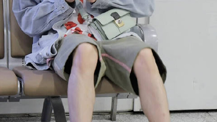 [Tan Jianci Reuters] It is reasonable to suspect that Mr. Tan is checking his Moments!