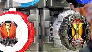 Anh chàng bị ám ảnh bởi Kamen Rider, khi khui hộp, tháp canh vua đã sẵn sàng lên ngôi và còn được tặ