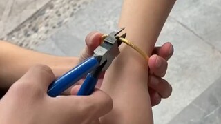 Wanita cantik itu tak berdaya dan berkata "Hidup ini melelahkan tetapi kita harus terus maju" dan sa