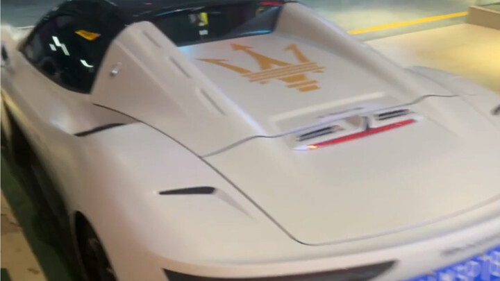Mobil siapa ini, kok keren banget.