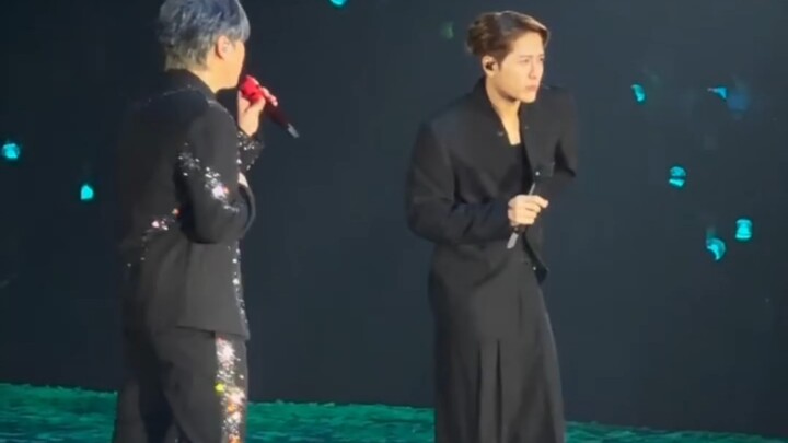 Hong Kong top stars Keith Chan and Jackson Wang team up for a duet—once they start singing, the gap 