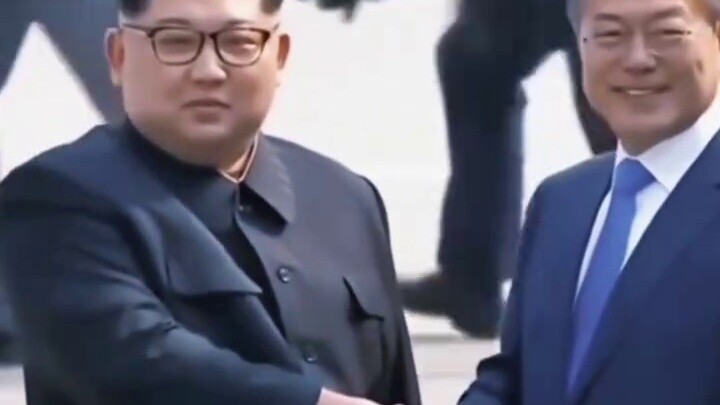 Setidaknya Tuan Moon Jae-in mencoba yang terbaik! Kim Jong-un dan Moon Jae-in berjabat tangan di mom