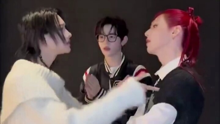 มาดูสามีเต้นกัน! จางฮ่าว ร่วมชาเลนจ์กับ XLOV เฉินกว้านหรุ่ย และอู๋มู่ตี้ Biii:-P! เพื่อนๆ อยู่ด้วยกั