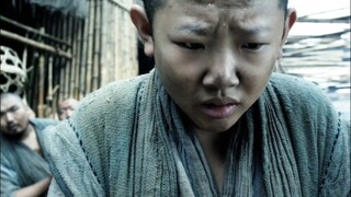 男孩做饭时却遭到了师兄们的戏耍