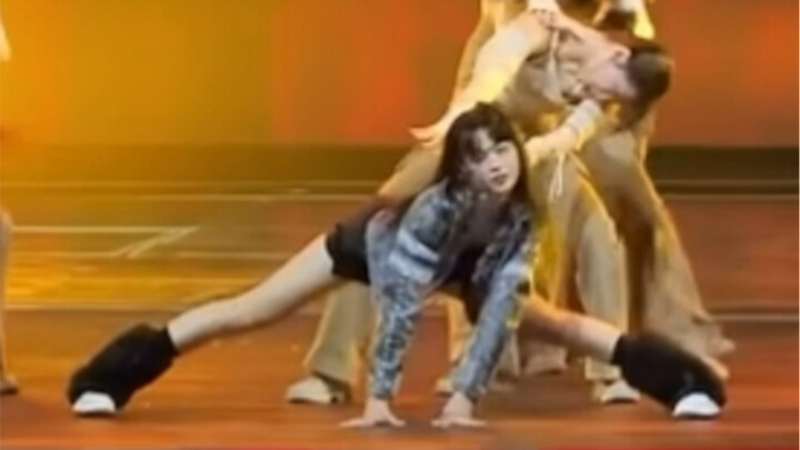 Tuổi còn nhỏ mà đã nóng bỏng thế này, lớn lên thì còn gì nữa! Cô nàng chân dài bốc lửa!!!