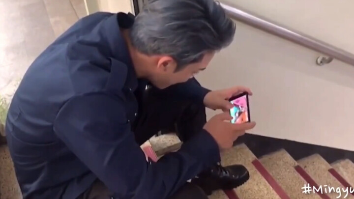 【Kim Min Kyu】Lihat kamu aja nggak bisa ngelewatin lagu dari boygroup sendiri di game rhythm, aku jad