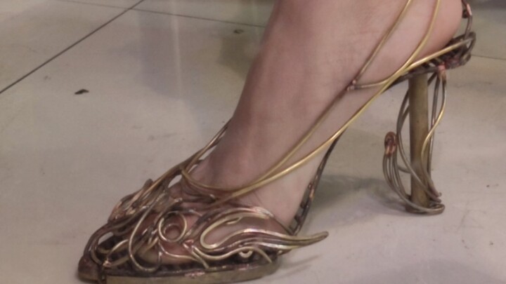 จั่นหนิงตัดสินใจทำรองเท้าคู่หนึ่ง ด้วยเหตุนี้ ในเวลาสองวันครึ่งจึงสร้างชิ้นงานครึ่งสำเร็จรูปขึ้นมาได