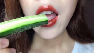 [Food][ASMR]Masticating a cucumber