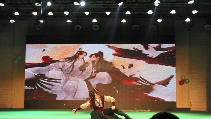 Seorang pemuda dari perguruan tinggi bercosplay sebagai Wei Wuxian dan menari mengikuti lagu "Unrest