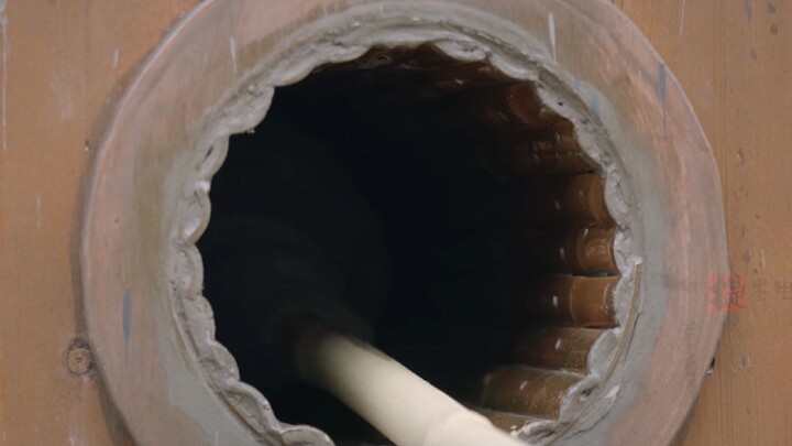 Chiếc long ngai dành cho hoàng đế được chế tác suốt nhiều năm vừa mới bàn giao cho triều đình thì...