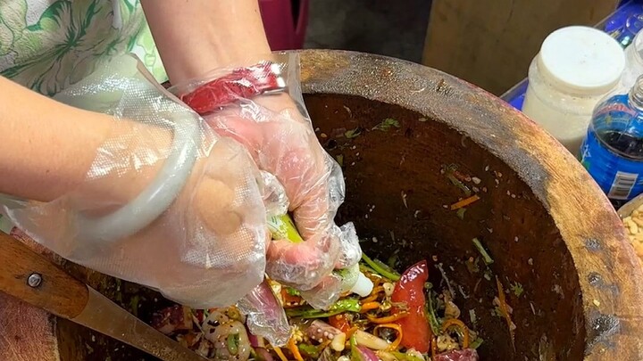 Nikmati salad mewah ala Dali di pasar malam!! Cuma 40 yuan sudah dapat lebih dari 20 bahan!