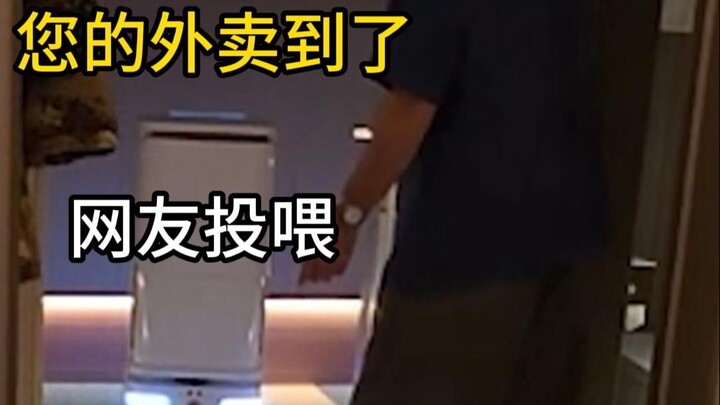 Robot giao hàng: Để tôi xem đơn này cần giao gì… Durex??