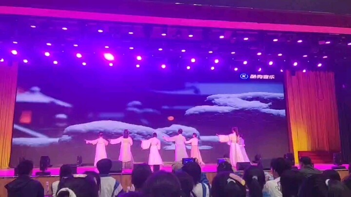 เต้นรำ "As It Was" แสดงโดยชมรม Tieyimoyunqi