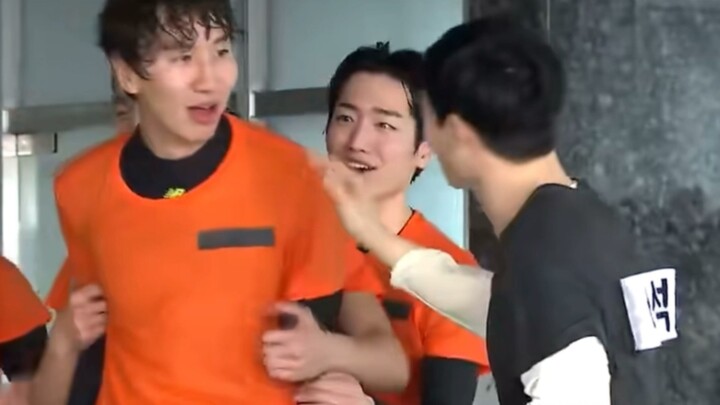 Episode Spesial Running Man Flower Boy Korea, Kwang Soo "God's Hand" Yoo Jae Suk Dipukul Karena Suat