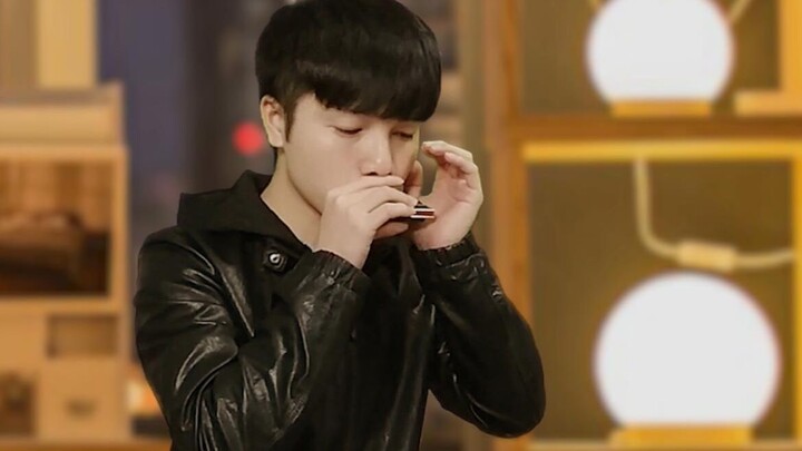 Đàn harmonica trình diễn “Cô gái bên cầu”, trong tiếng đàn tôi đã gặp được cô gái ấy, còn bạn thì sa
