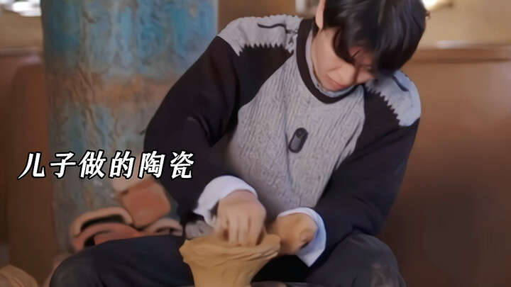 Suka banget sama pola hubungan antara ayah dan “anak” ini—saling iseng, hahaha! Ayah ini benar-benar