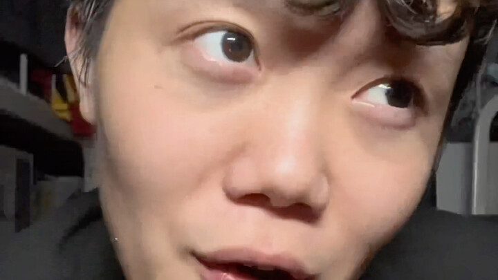 من هذا الذي يدّعي أنه ليس جميلًا كفاية؟