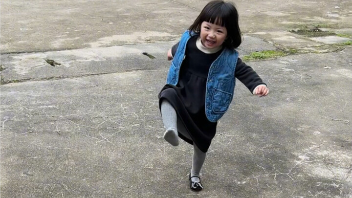 把鞋子甩飞后，单脚跳也太可爱了吧！