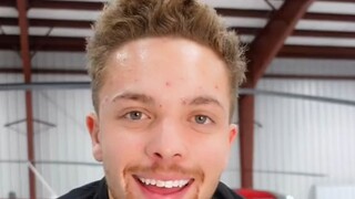 Kakak pilot mengajari Anda cara mengendarai helikopter, sepertinya terlihat sangat mudah