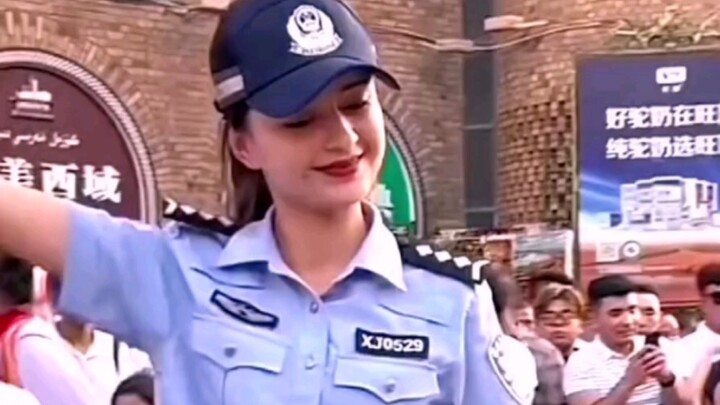 新疆警花和游客一起跳舞！网友：看不够，根本看不够！