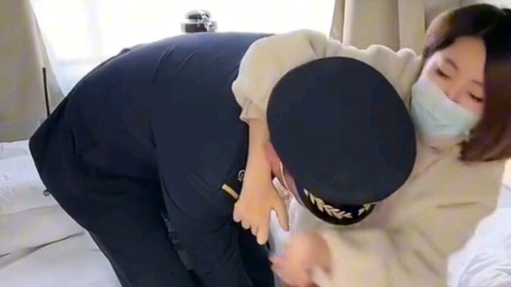 The most beautiful scene on the railway—this small gesture may be ordinary, but it's truly heartwarm