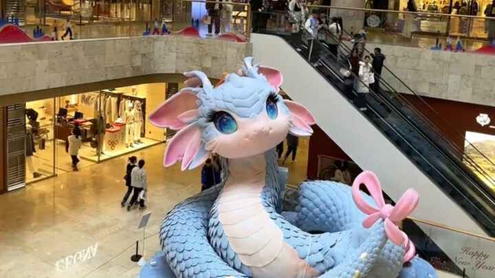 Linh vật năm Rắn ở Nam Kinh dễ thương quá, Pháp Hải à, anh chẳng hiểu gì về tình yêu cả!