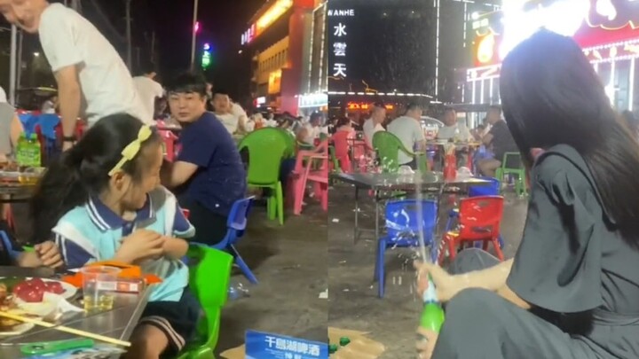 فتاة تفتح الخمر في محل الوجبات الليلية بحماس شديد، فتتناثر الشراب في كل مكان، وتصل رذاذاته إلى الطاو