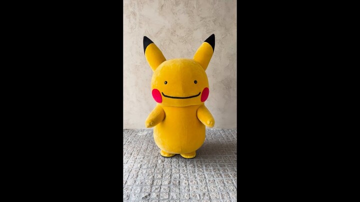 Pikachu menari... eh, bukan! Ini Ditto yang bertransformasi menjadi Pikachu! Semangat sekali, ya. 🎵